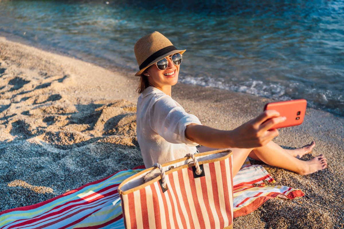 ¿Cómo proteger el móvil del agua o el calor en la playa? Los accesorios que no deben faltar