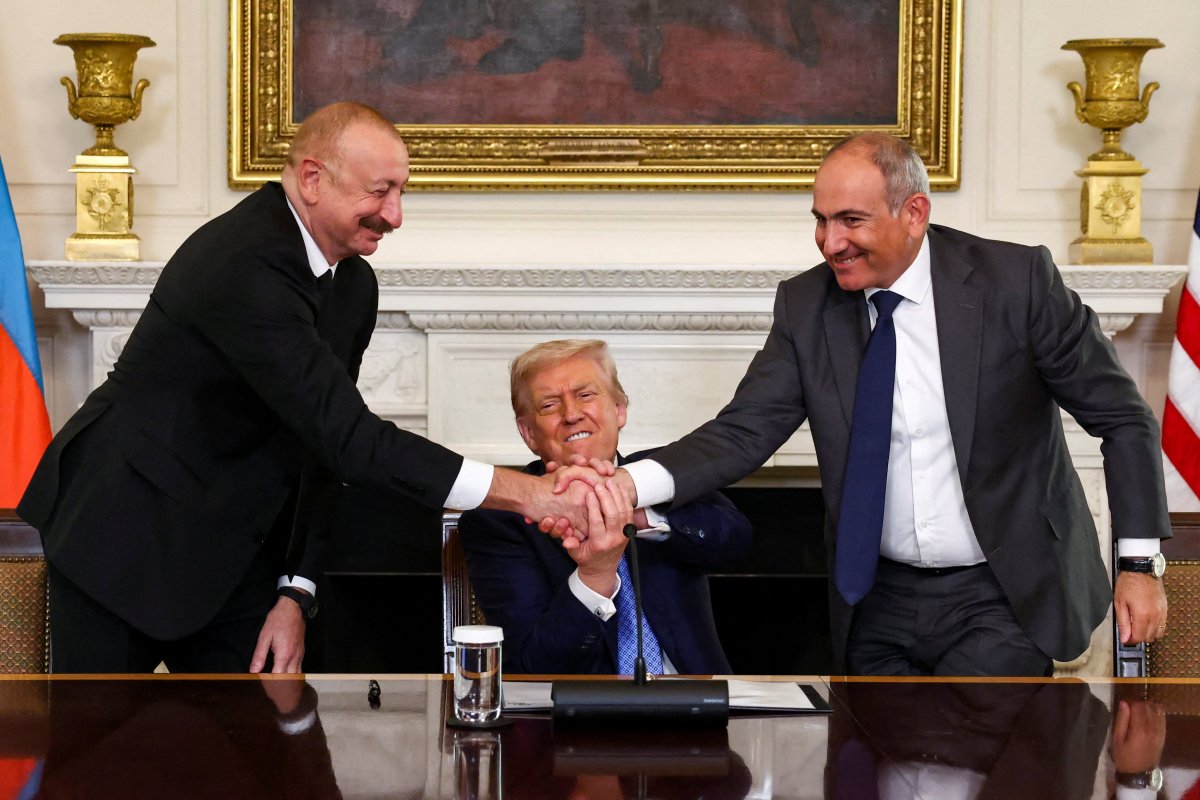 Los líderes de Armenia y Azerbaiyán firman en la Casa Blanca un preacuerdo de paz