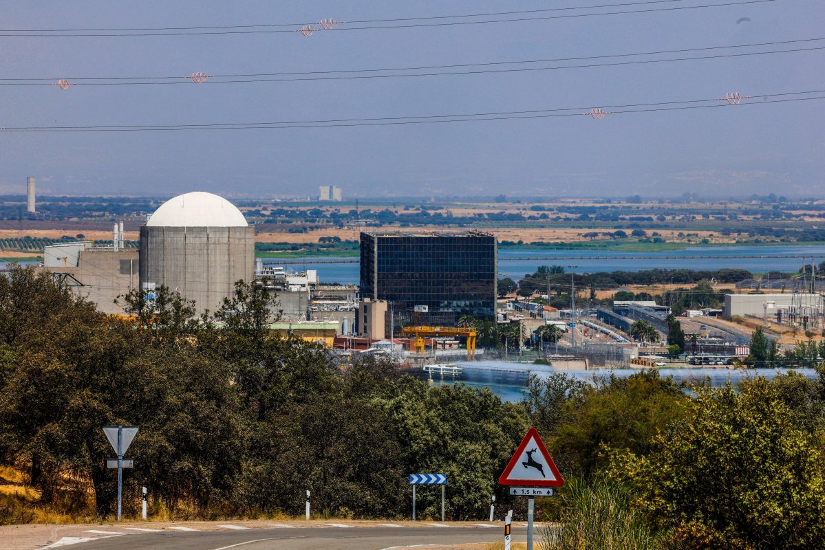Almaraz, el pueblo que vive de la energía nuclear: “Aquí no vas a encontrar a nadie que quiera el cierre de la planta”