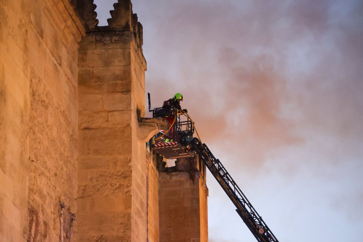 Críticas a Canal Sur por no interrumpir la retransmisión de una corrida de toros para informar del incendio de la Mezquita de Córdoba