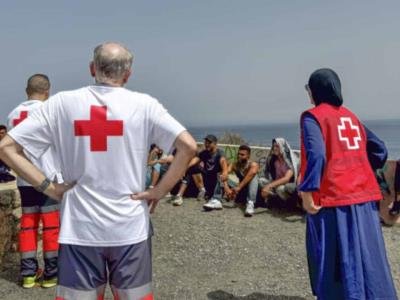 Denuncian clima de odio tras llegada de migrantes a playa en España