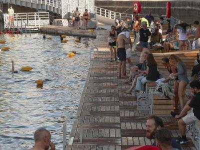 Ola de calor en París lleva bañistas al Sena