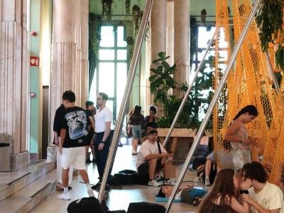 Españoles usan refugios climáticos para superar calor extremo