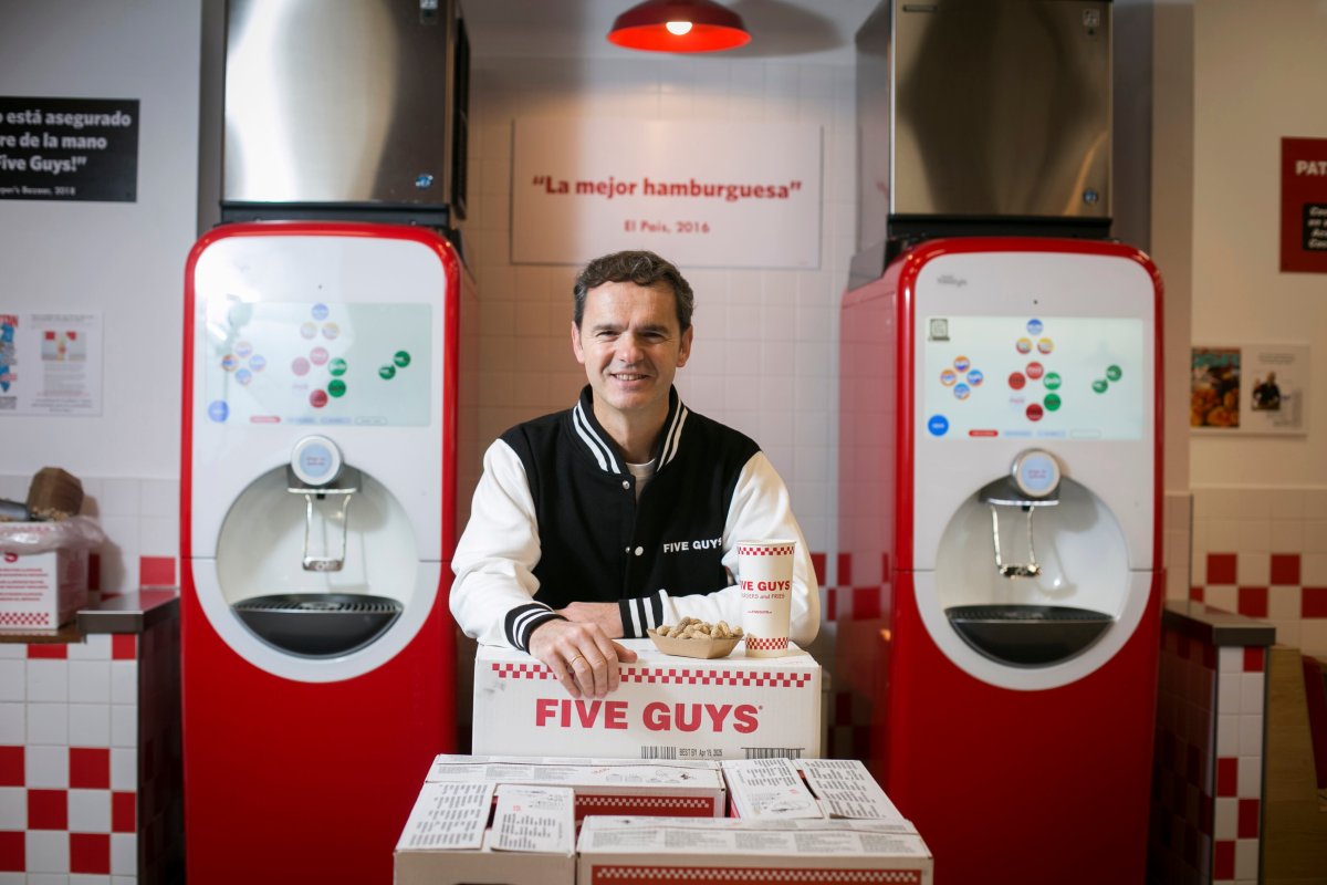 Five Guys Valora Aterrizar En Aeropuertos Y Estaciones De Tren Para Crecer En España