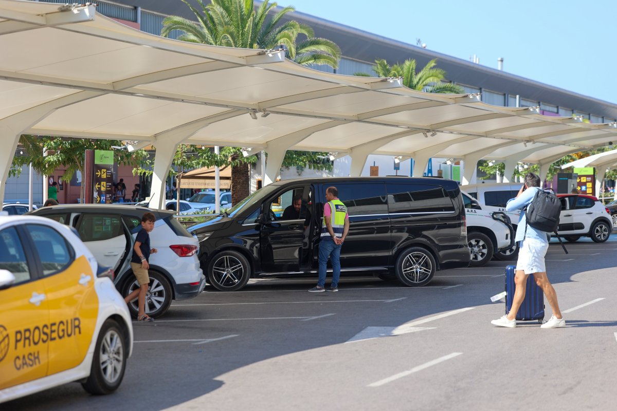 Inspectores, datos y “multones”, así cerca Ibiza a taxis pirata y ‘airbnbs’ ilegales
