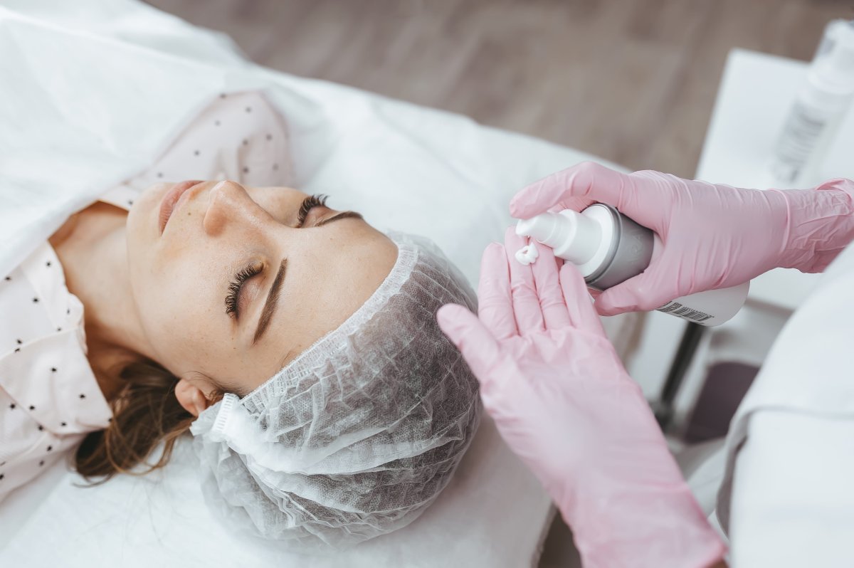 Actualidad: “Aquí Tienes Arrugas. Deberías Ponerte Botox”: Cuando Visitar Un Centro Estético Se Convierte En Un Ataque A La Autoestima