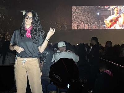 Desarrollo: Individuos Sordas Disfrutan Música Urbana Con Intérpretes En Conciertos