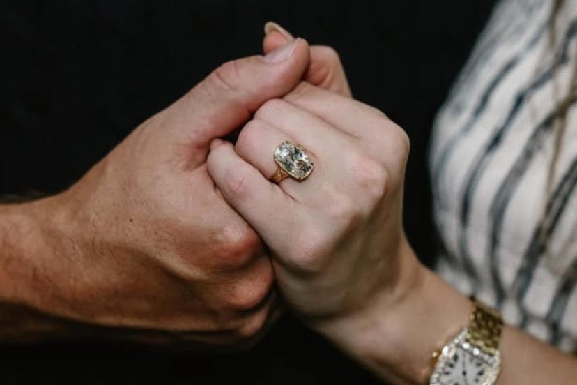 Análisis: El Anillo De Compromiso De Taylor Swift Lo Hizo Una Pequeña Joyera, Hija De Un Orfebre, En Su Taller Artesanal