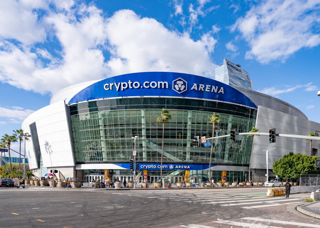Un Token Desconocido Y Una Plataforma Que Patrocina Al Estadio De Los Lakers: Cronos Y Crypto.com Seducen A Los Trump