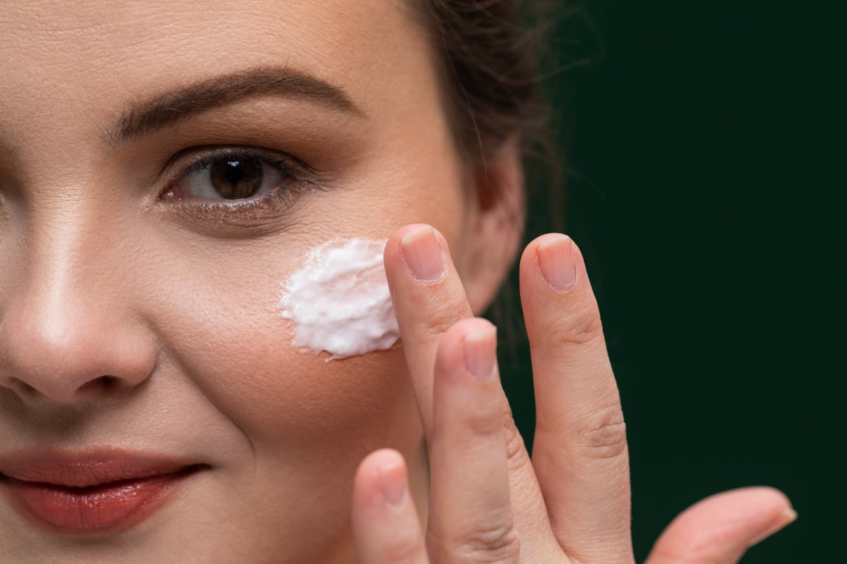 Se Confirma: Información Exclusiva: “Tu Piel No Es Capaz De Absorber Tanta Crema”: Las Rutinas De Belleza Con Pocos Pasos Se Imponen