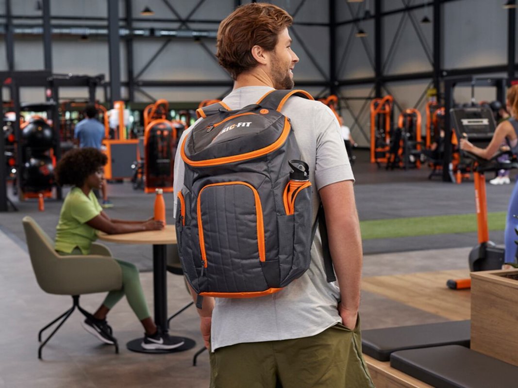 Especial: Información Exclusiva: “¿Estoy Loca O Veo Mochilas De Basic-Fit Por Todas Partes?”: La Curiosa Historia De Los Macutos Que Ya Son Parte Del Paisaje Urbano