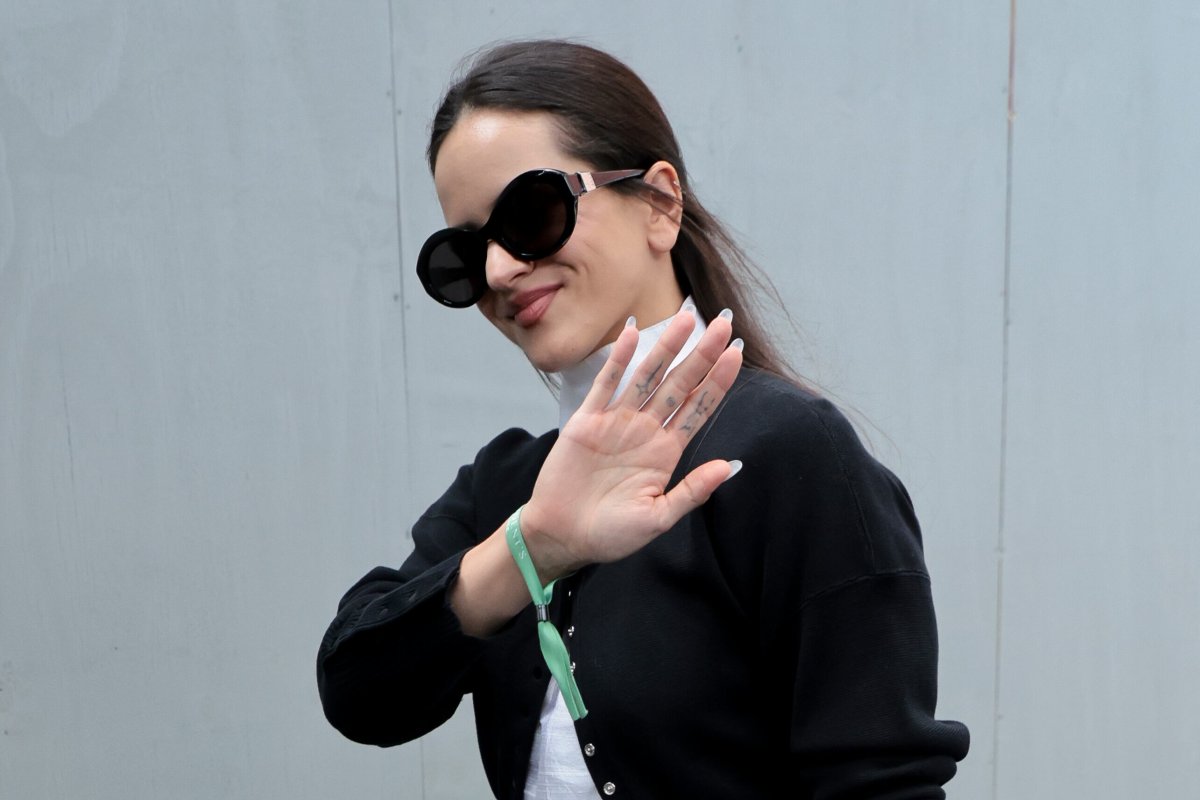 Información Exclusiva: En Directo: Se Confirma: Información Exclusiva: Rosalía Anima A Alcaraz En El Us Open Con Un ‘Look’ Recatado Y Gafas Oscuras