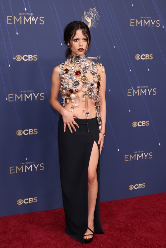 Los mejores ‘looks’ los Emmy: del top de piedras de Jenna Ortega al pañuelo palestino de Bardem