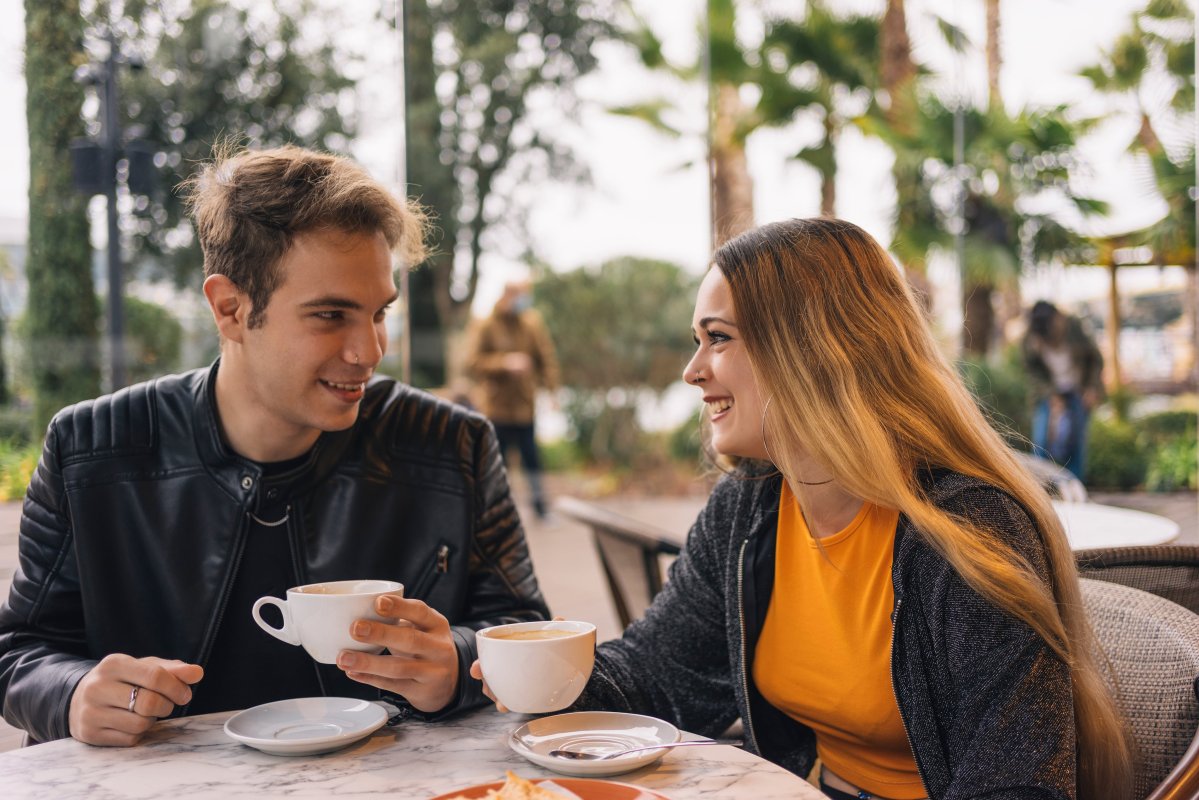 “Quedar a tomar un café es de tristes”: así piensan los detractores y defensores de las citas sin esfuerzo