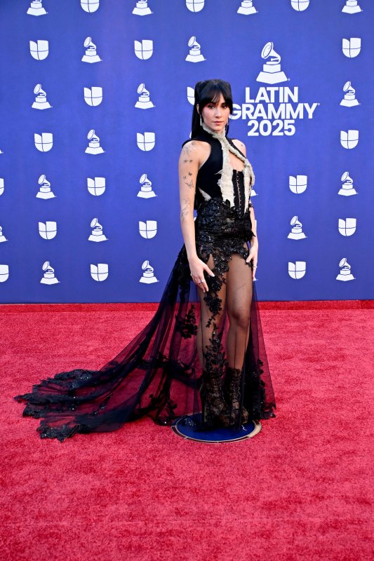 La alfombra roja de los Grammy Latinos: de la sobriedad de Karol G a las transparencias de Aitana