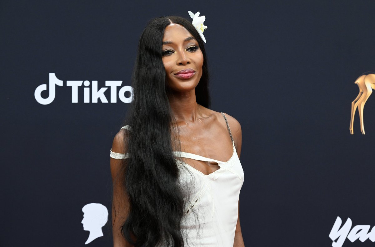 En Directo: Naomi Campbell Recuerda La Era De Las Supermodelos Con Un Diseño De Galliano De 1996