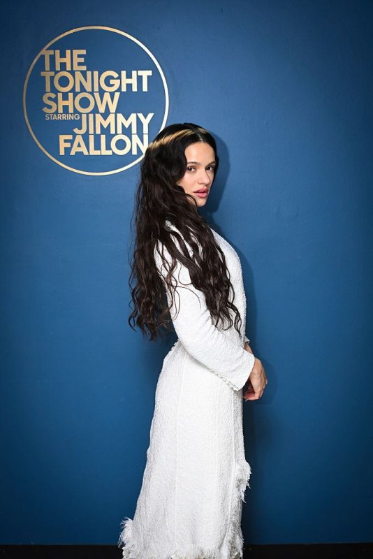 Actualidad: El Vestido De Novia De Rosalía En Jimmy Fallon: La Cantante Escenifica La Boda Que No Fue