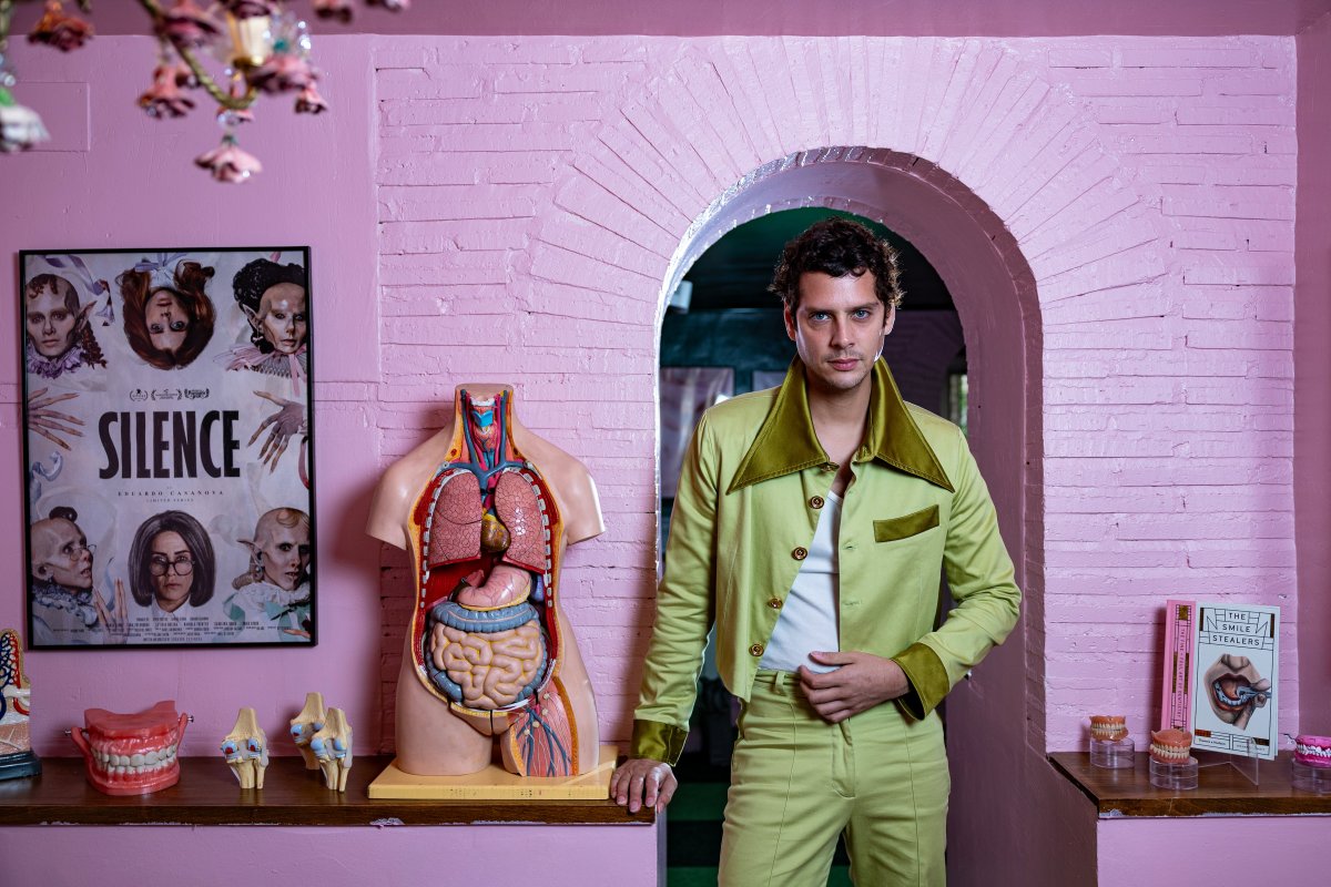 Eduardo Casanova feminiza a los vampiros en su nueva serie: “El silencio que viven hoy las personas con VIH es terrorífico”