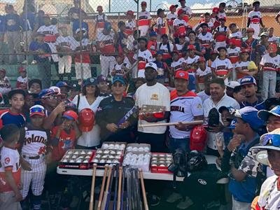 Ronny Mauricio compartió con más de 24 ligas de 14 barrios