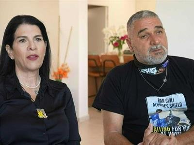 Padres del último rehén israelí en Gaza esperan por sus restos