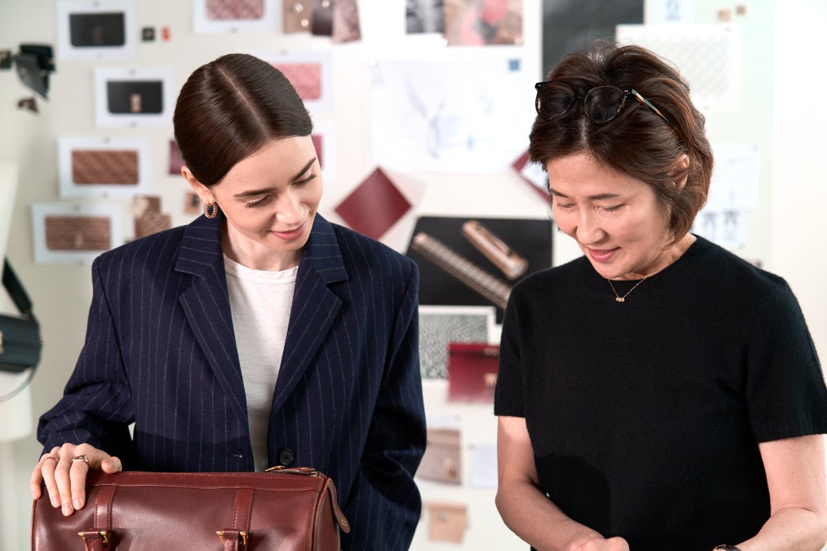 Lily Collins crea un bolso a su medida
