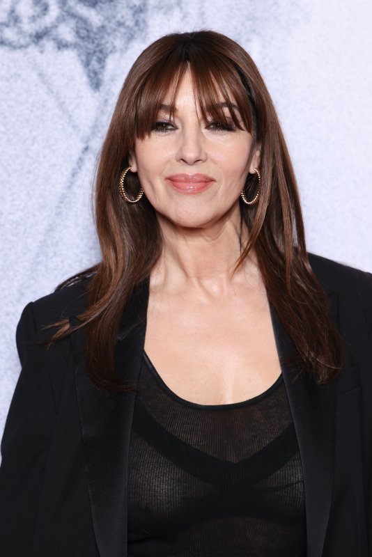 Monica Bellucci, de negro y con transparencias para homenajear al cine en París