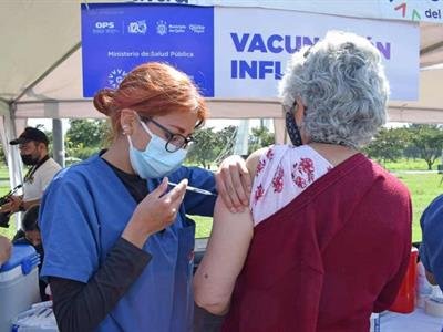 Ecuador vacuna a 56,495 personas contra la influenza