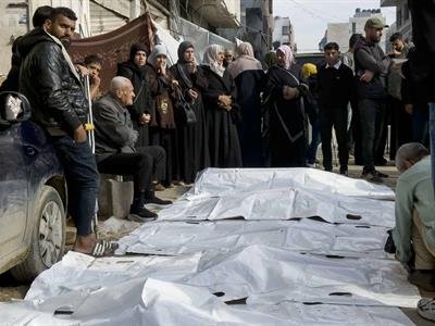 Recuperan 77 cuerpos de una misma familia en Gaza