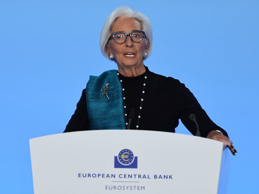 El BCE congela los tipos en el 2% y mejora las previsiones de crecimiento de la zona euro