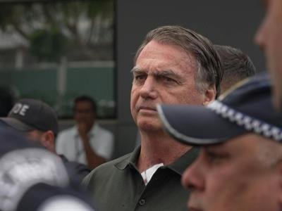 Jair Bolsonaro abandona reclusión para cirugía