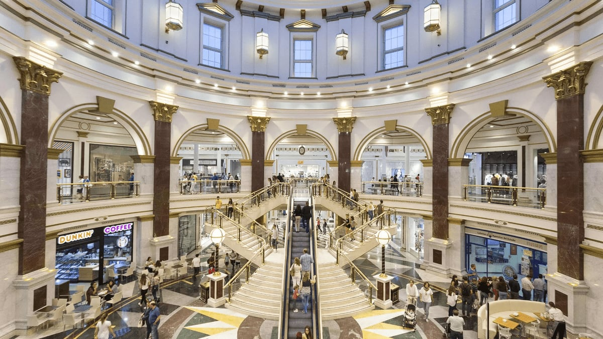 La macroventa de los centros comerciales de los Balkany atrae a los grandes del sector y a nuevos inversores