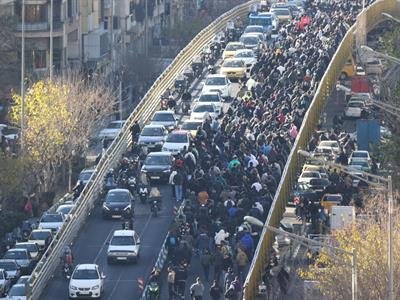 Por cuatro día consecutivo,  iraníes protestan por la crisis económica