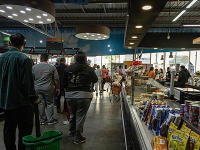 Poco Tráfico Y Filas Para Comprar En Supermercados En Venezuela