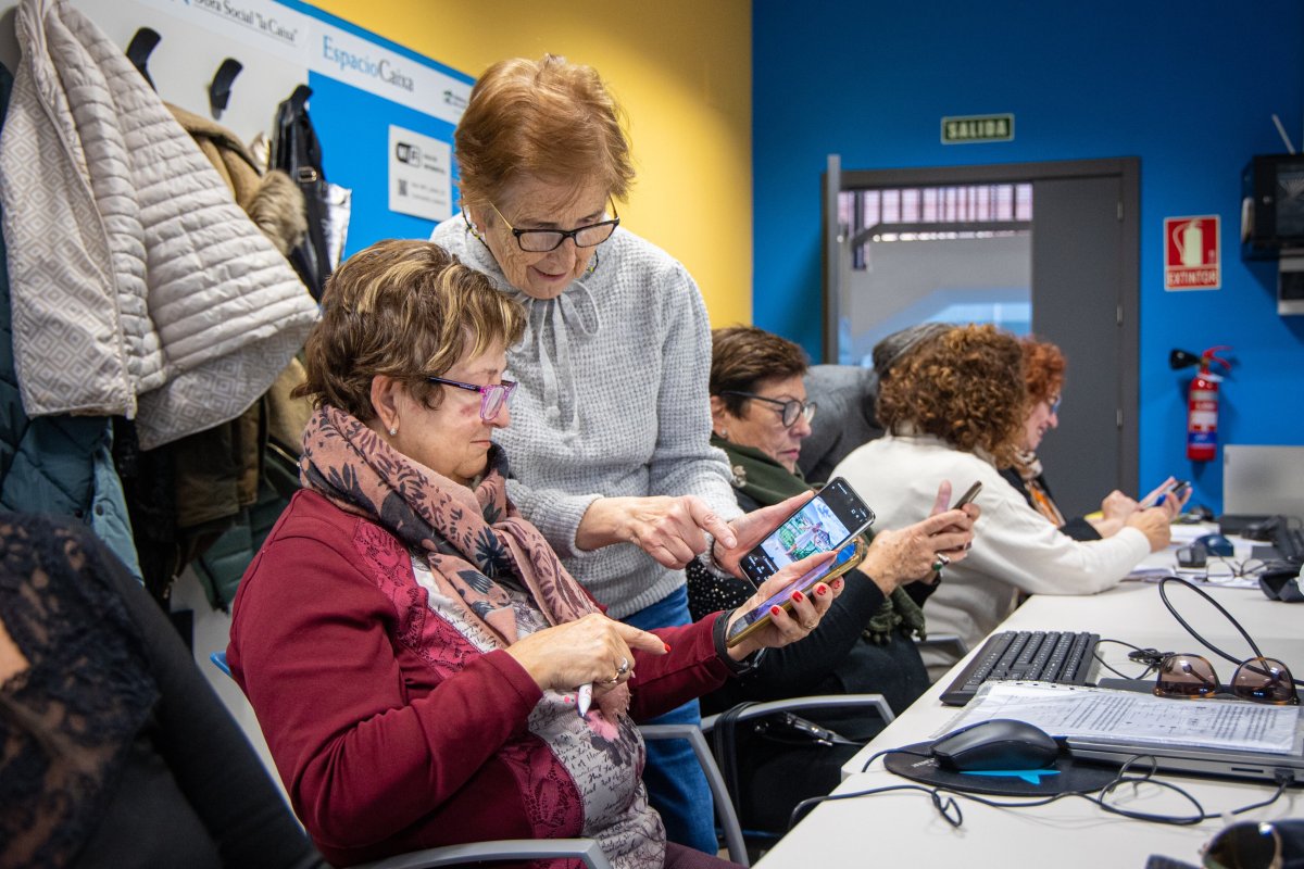 Reportan Que Los Nuevos Teléfonos Para Mayores Se Controlan A Distancia 