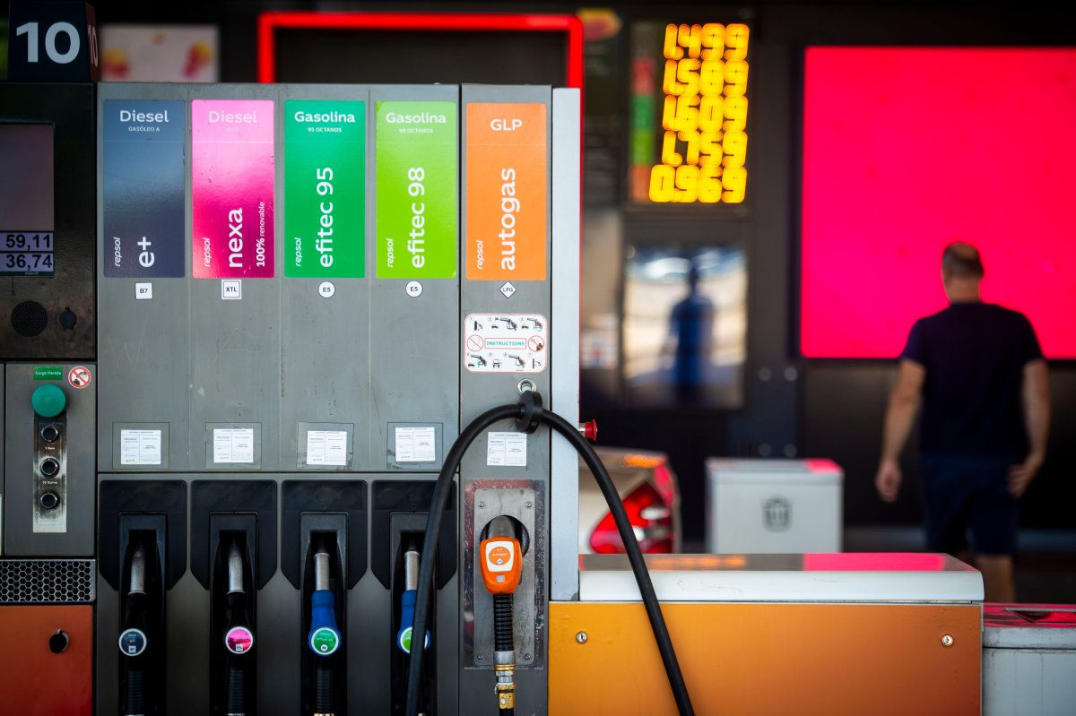 El precio de la gasolina cae por sexta semana consecutiva y toca mínimos desde septiembre de 2021