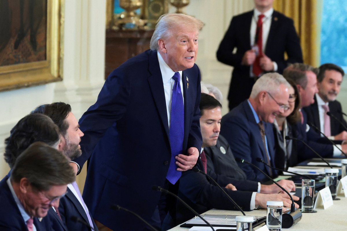 Trump insta a las petroleras a invertir 100.000 millones de dólares en Venezuela para controlar la industria