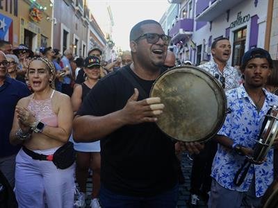 Lluvia De Confeti Da Comienzo A Las Fiestas De La Calle San Sebastián