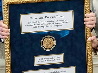 Otros ganadores del Premio Nobel han cedido su medalla