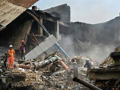 incendio en un centro comercial en Pakistán deja 21 muertos