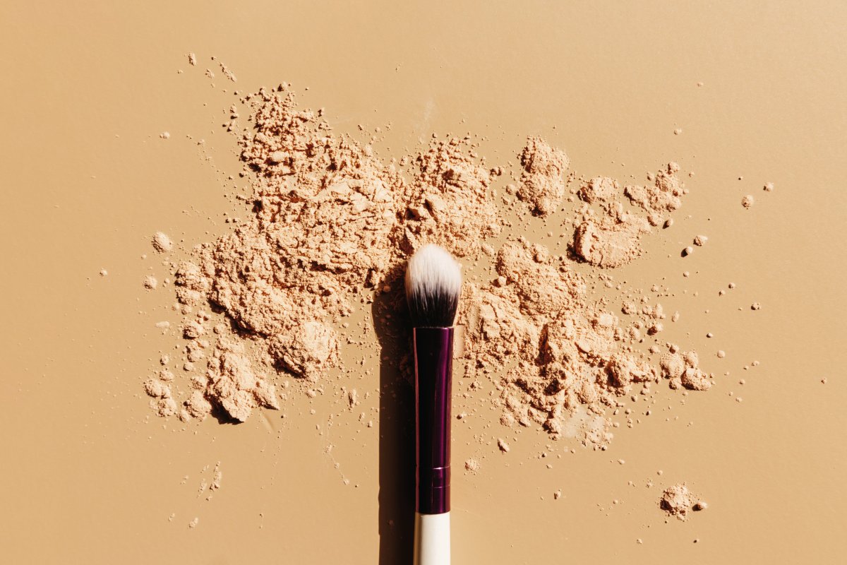 Especial: Análisis: Sprays Y Polvos Fijadores, El Último Gran Fenómeno De Ventas Que Con Anterioridad Solo Usaban Los Maquilladores