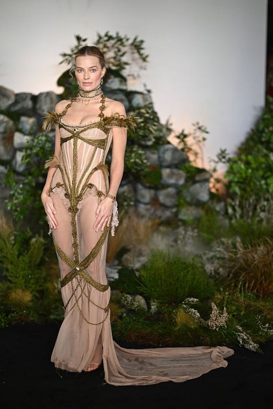 Erotismo gótico: cómo Margot Robbie usa la moda para promocionar ‘Cumbres borrascosas’