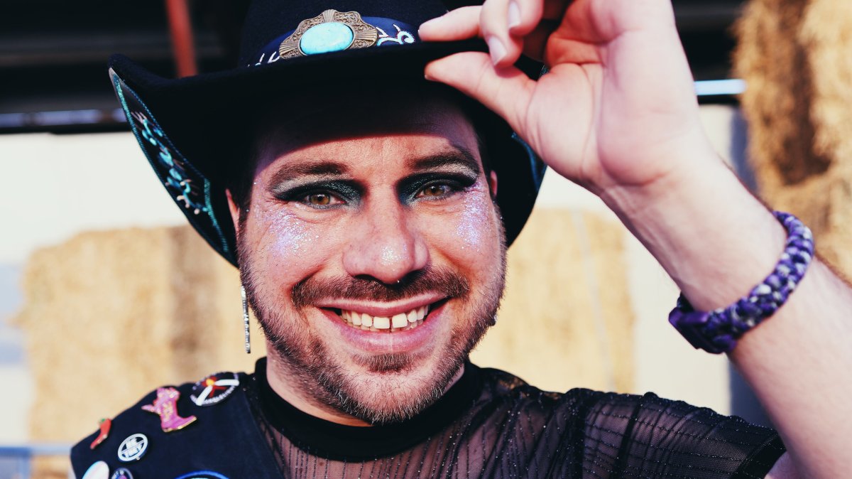 Rodeo queer: donde los vaqueros llevan maquillaje para desmontar clichés conservadores