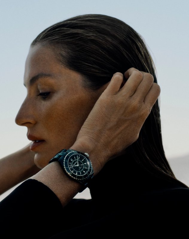Gisele Bündchen en la nueva campaña del J12 de Chanel, el reloj unisex que conquistó el mundo