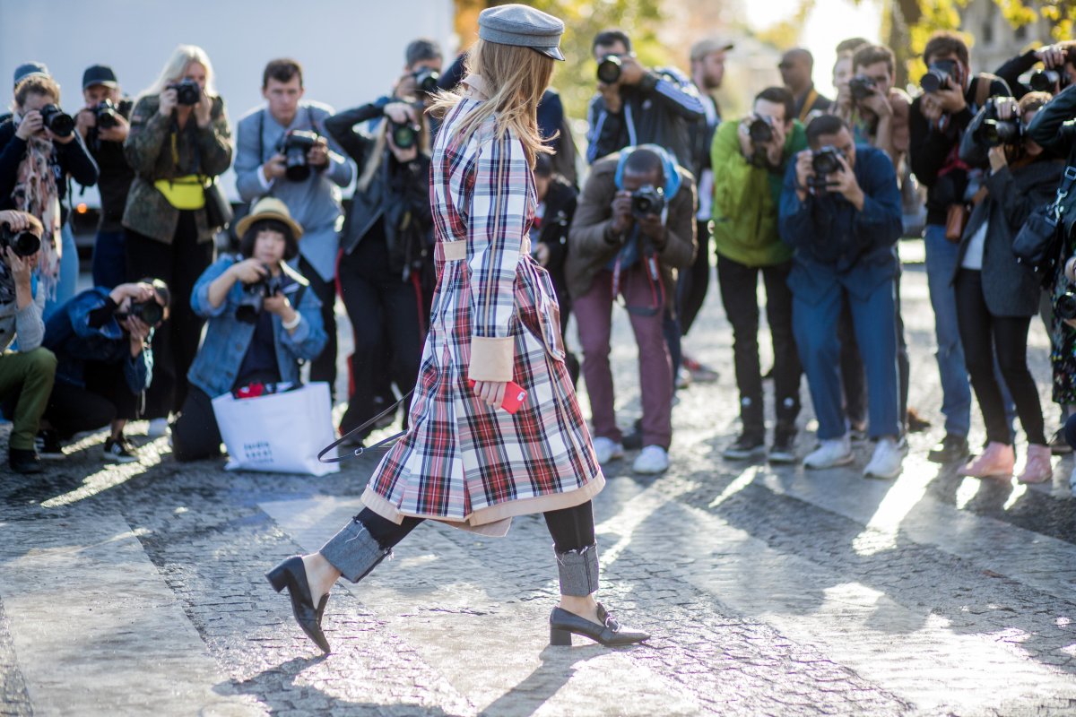 Cómo el ‘trench’ de cuadros se convirtió en la prenda estrella del entretiempo