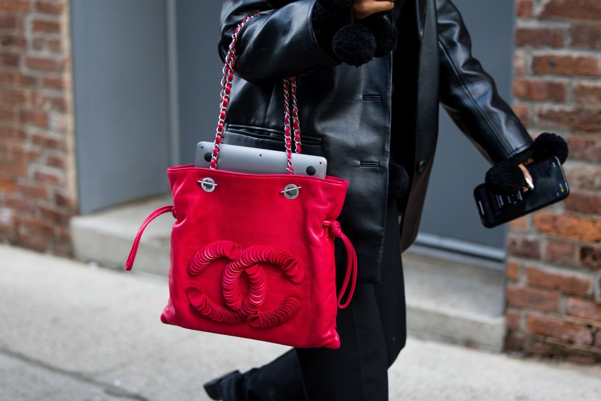 Desarrollo: El Bolso Colgado Al Codo: Regresa Aquella Tendencia Absurda De Los 2000