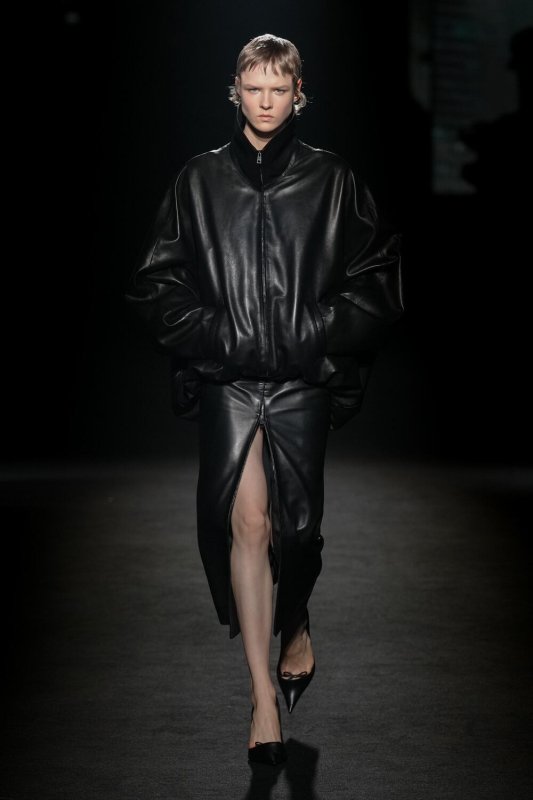 Breaking: Información Exclusiva: Desarrollo: Análisis: Balenciaga Revuelve Su Archivo