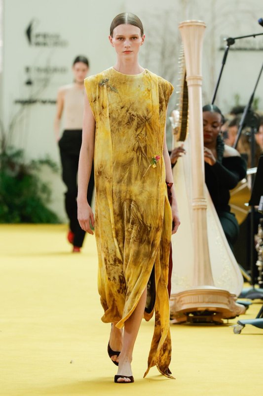 La Oda A La Elegancia Invisible De Pedro Del Hierro