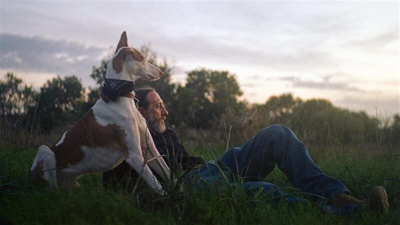 La historia de Adrover, el hombre que no teme a Rosalía ni a Zara, llega a los cines