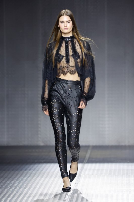 Desarrollo: Custo Barcelona Celebra La Creatividad Sin Límites Con Un Desfile Luminoso