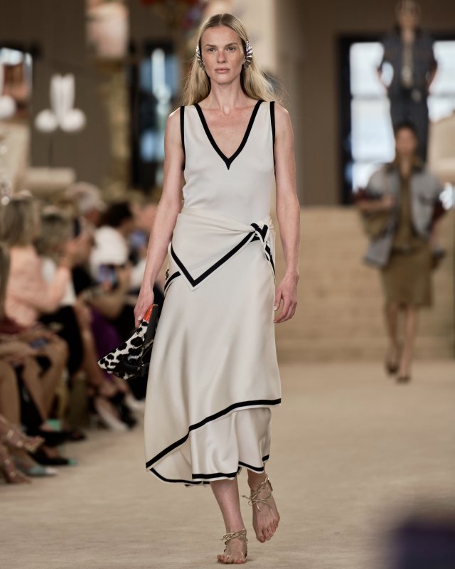 Así son los extrañísimos zapatos “solo talón” de Chanel: con ellos llegó el escándalo